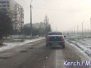 Центральные дороги Керчи посыпали песчаной смесью и асфальтной крошкой