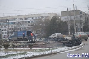 В Керчи с транспортного кольца на Еременко снимают декоративный цветной щебень