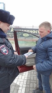 На автозаправках Севастополя сотрудники Госавтоинспекции предупреждают водителей об ухудшении погодных условий