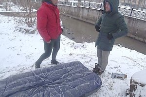 Симферополец сообщил, зачем в мороз сплавлялся на матрасе по реке