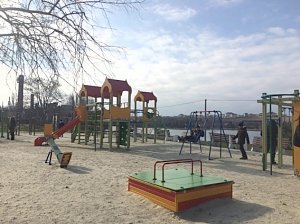 На берегу Казачьей бухты установили детскую площадку и тренажеры