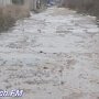 В Керчи канализация напором течет по улице