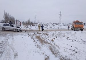 Три человека пострадали при столкновении легковушки с бензовозом под Белогорском