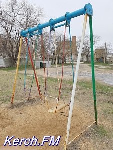 Керчане жалуются на состояние детских площадок и дороги в районе набережной