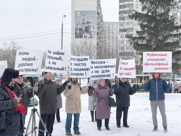 "Не верь своим глазам". Чиновники убеждают протестующих, что дублёр МКАД им не навредит