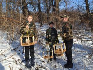 Ученики перевальненской школы установили скворечники для подкормки птиц