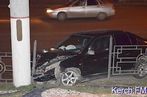 На выезде в Ворошиловского кольца в Керчи автомобиль врезался в столб