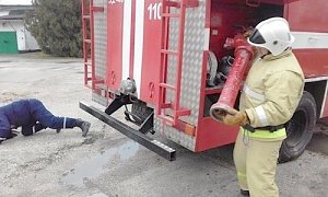 В Багерово огнеборцы учились тушить пожар на заводе