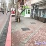 В центре Керчи окрасили несколько лавочек