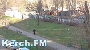 В Керчи неизвестные разбили плафоны на фонарях в районе Кирова