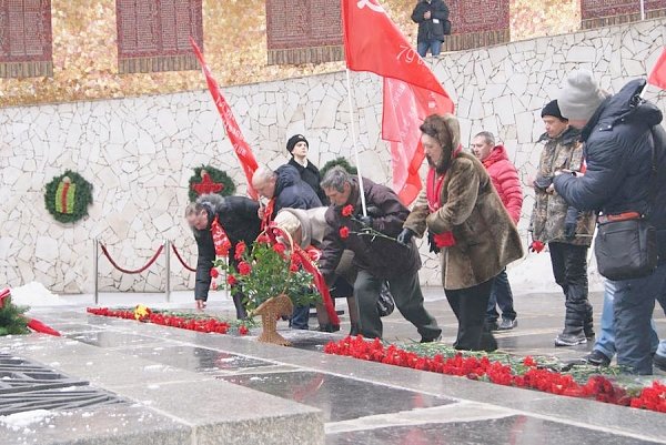 Коммунисты и комсомольцы города-героя Волгограда почтили память павших в Сталинградской битве