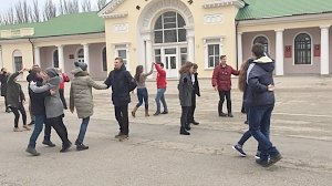Представители «Молодежки ОНФ» исполнили с крымчанами «Случайный вальс» в годовщину 75-летия победы под Сталинградом