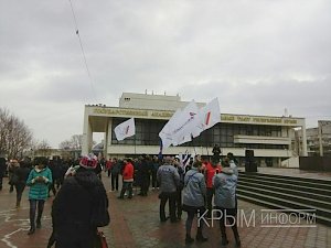 Около 10 тысяч человек собрались в центре Симферополя на митинг против санкций Запада