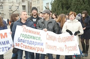 Около 10 тыс. митингующих на площади Ленина в столице Крыма выразили свой протест антироссийским санкциям