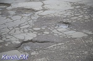В Керчи водители объезжают ямы на «Телецентре» по встречке