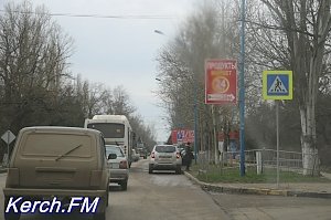 В Керчи трактор тянул за собой трубу по асфальту