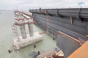 Началось сооружение морских пролетов Крымского моста под железную дорогу