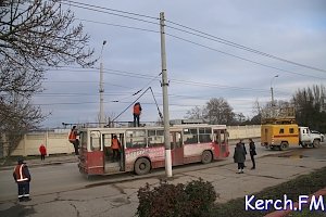 В Керчи у троллейбуса на ходу сломалась штанга