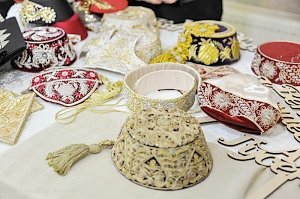 День крымско-татарского женского костюма подчеркнули в столице Крыма