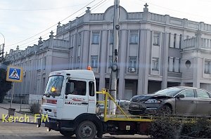 Утром в Керчи на военкомате произошло дорожно-транспортное происшествие