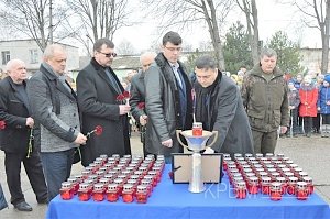 Школьники в столице Крыма провели акцию в память о летчике Романе Филипове