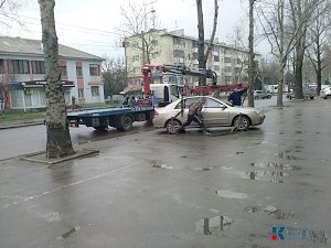 В центре Симферополя автомобили эвакуируют с мест, отведённых для парковки