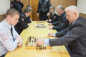 Сотрудники и ветераны Крымского ЛУ МВД России на транспорте сразились в турнире по шахматам и шашкам
