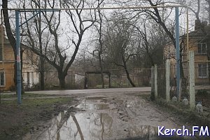 Керчане просят засыпать щебнем въезд в их двор на Розы Люксембург