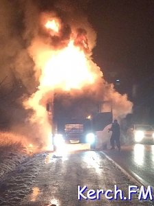 На керченской трассе сгорела фура