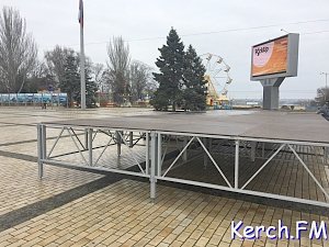 На центральной площади Керчи устанавливают сцену