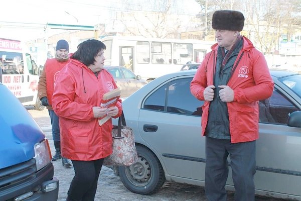 В разных районах города Костромы работают красные агитаторы
