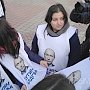 Около ста человек выстроились в слова «Путин алдгъа» в центре столицы Крыма