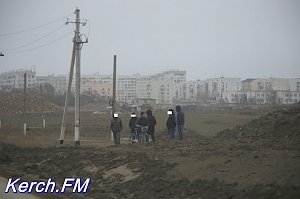 В районе строительства автоподходов в Керчи на тропинке лежал человек