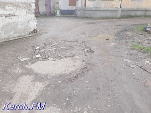 Керчане вновь жалуются на грязь перед жилым домом