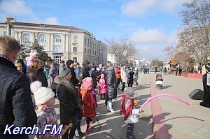 Кукольный театр, конкурсы и блины с чаем встречали керчан на площади