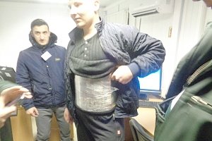 Из Украины в Крым мужчина пробовал пронести запрещённые сыры и колбасы, закрепив их на своём теле плёнкой