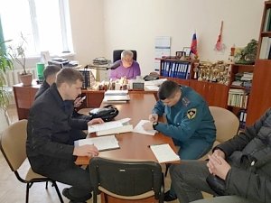 Севастопольские спасатели проводят работу по проверке противопожарного состояния избирательных участков