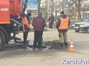 На Ворошилова приступили к ремонту дороги около люка, который проваливается