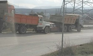В Севастополе два грузовика раздавили легковушку
