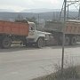 В Севастополе два грузовика раздавили легковушку