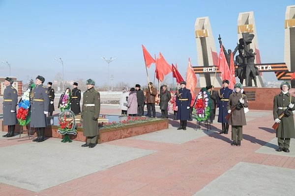 В день100-летия Рабоче-крестьянской Красной Армии коммунисты Забайкалья возложили цветы к Вечному огню