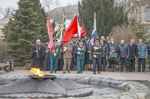 В Сквере Славы Керчи прошло возложение цветов