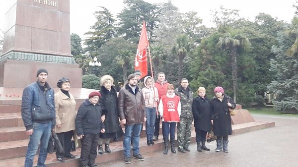 Республика Крым. В Ялте коммунисты возложили цветы к памятнику В. И. Ленину