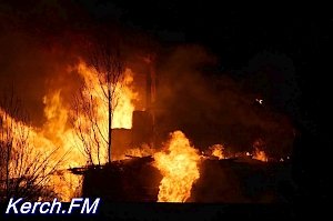 В Керчи две огнеборцы бригады тушат дом