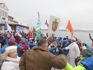 В Севастополе свыше 200 человек искупались в ледяной воде