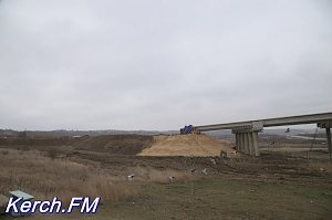 На строительстве автоподходов в Керчи соединили почти все пролеты путепровода