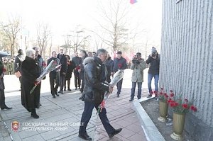 Крымчане почтили память активистов, погибших у стен Верховного совета Крыма четыре года назад