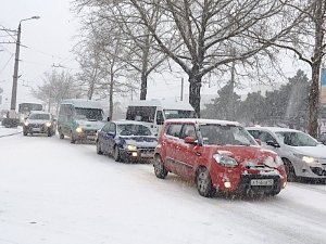 Севастополь замело снегом: в городе транспортный коллапс