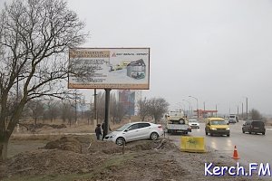 В Керчи иномарка въехала в билборд