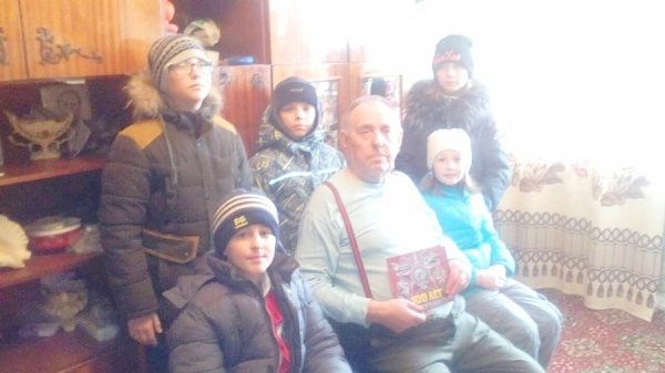 Пионеры Хакассии поздравили ветеранов с днём Красной Армии